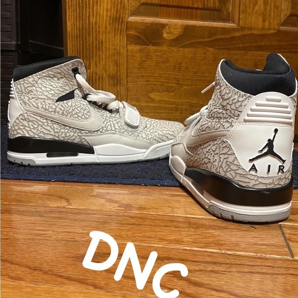 Nike air Jordan sz 10.5 barely worn.